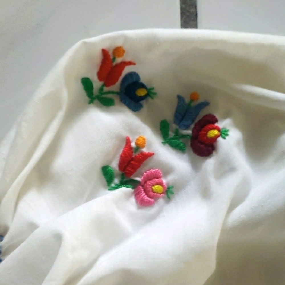 Vintage like new handmade original hungarian embroidered peasant blouse - Picture 5 of 13